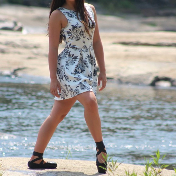 Dresses & Skirts - White black rose dress